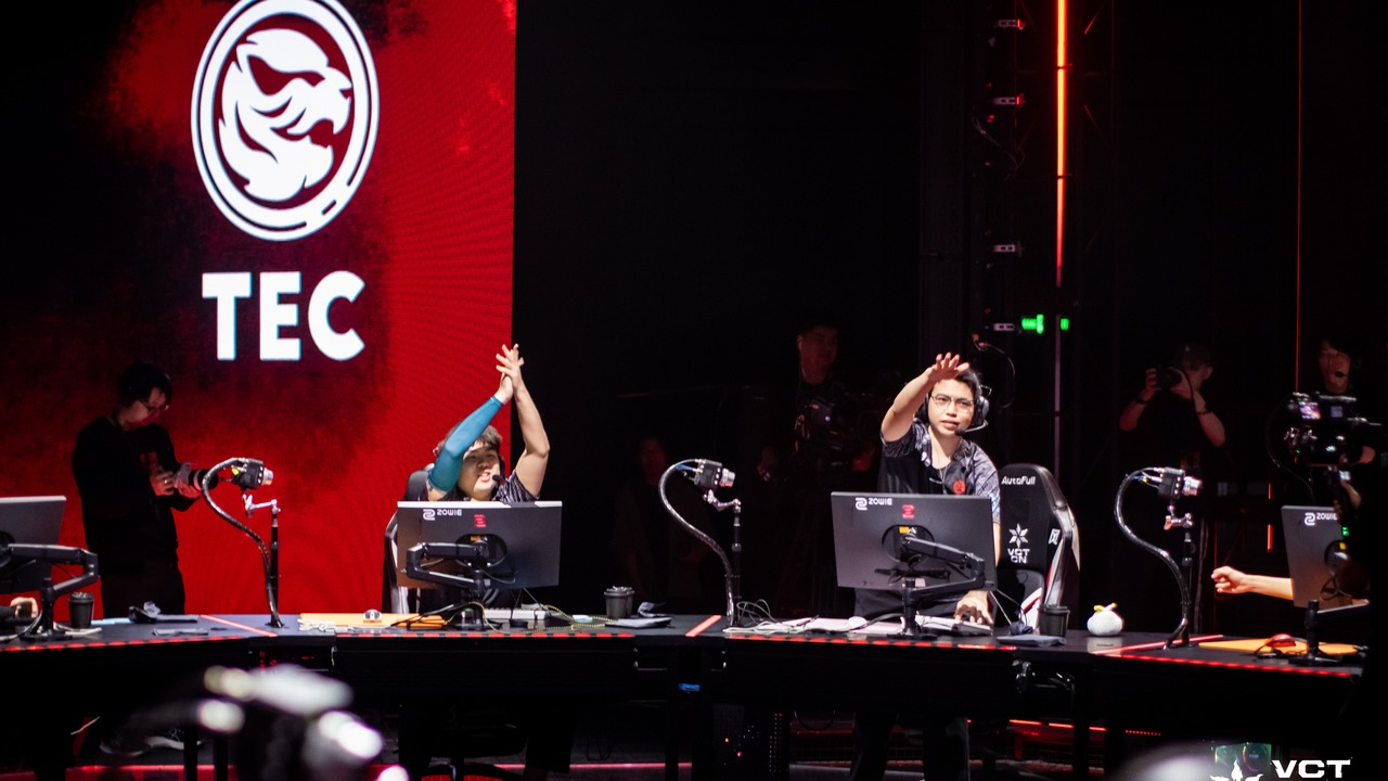 Titan Esports Club-spillere anerkender publikum fra scenen