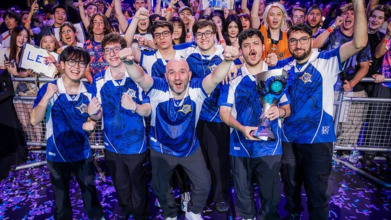 Titan Valorant-spillere sidder sammen ved deres gaming-skriveborde