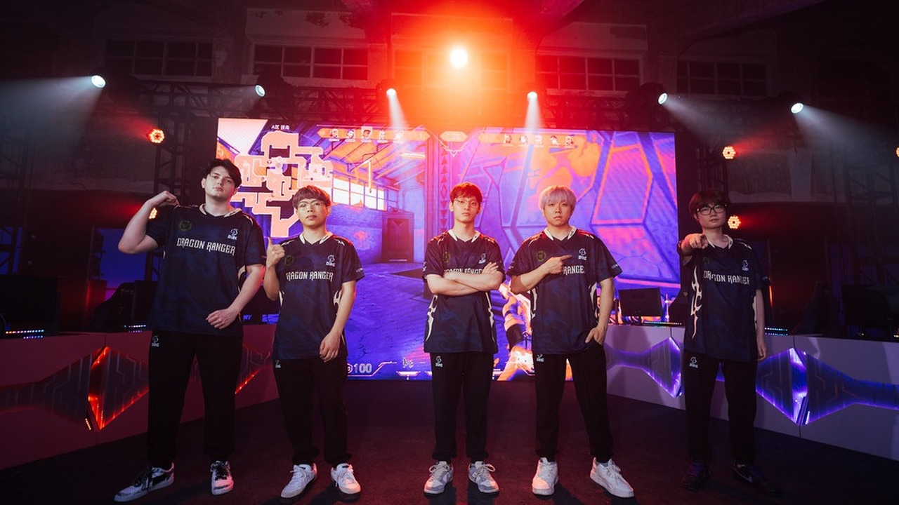 Dragon Ranger Gaming Valorant-spillere står sammen på scenen