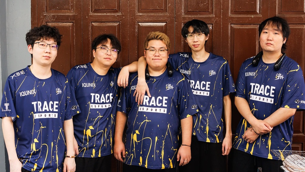 Trace Esports-spillere samles efter en kamp