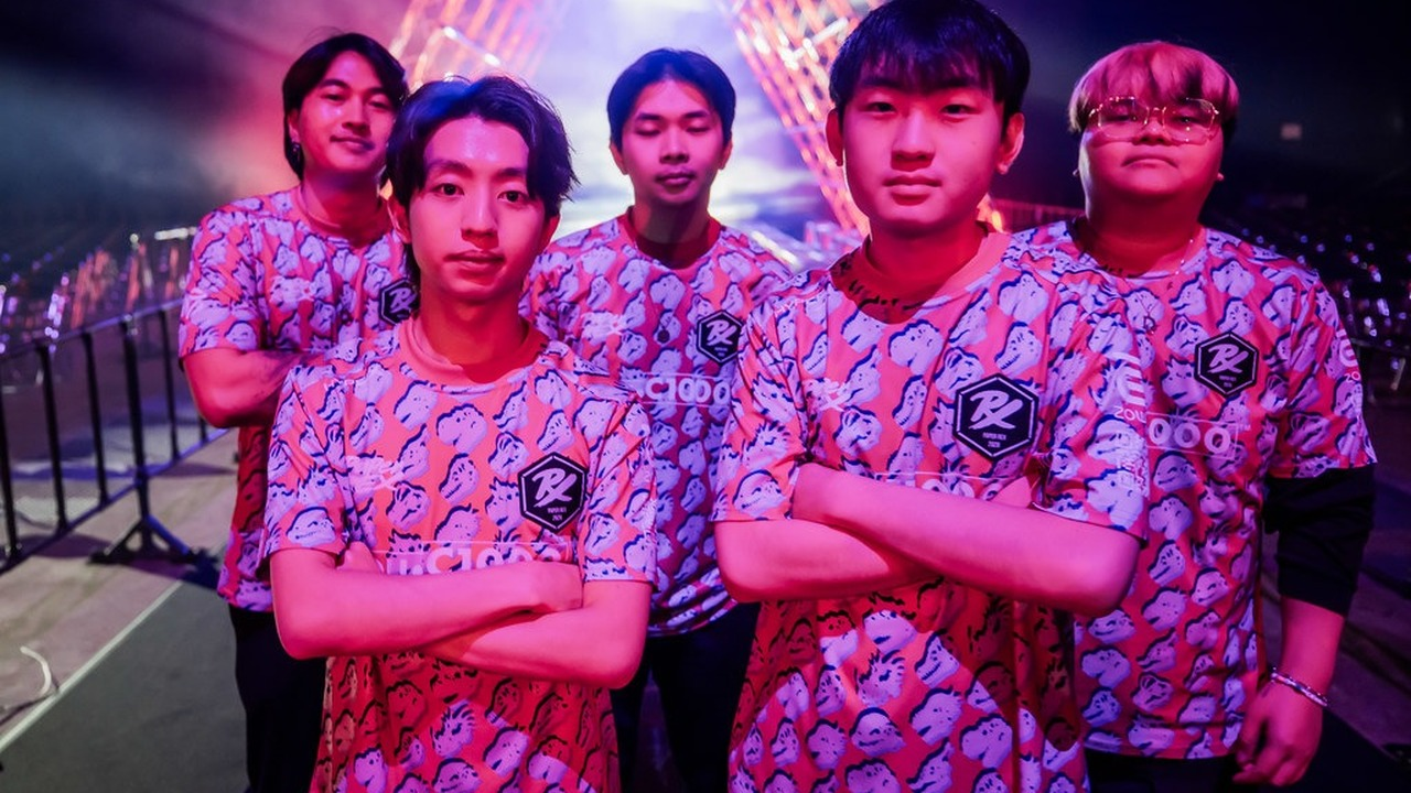 Paper Rex Valorant-spelers staan samen bij een live-evenement