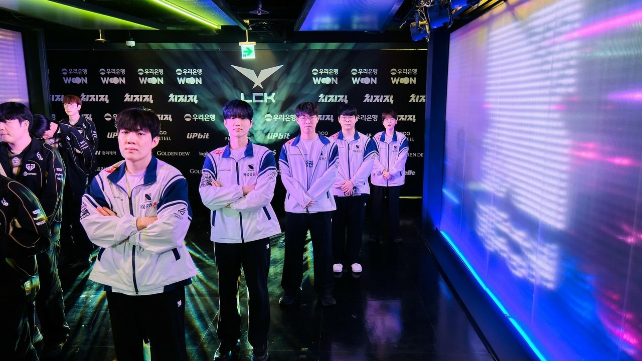 KIWOOM DRX players sit together at tournament computers