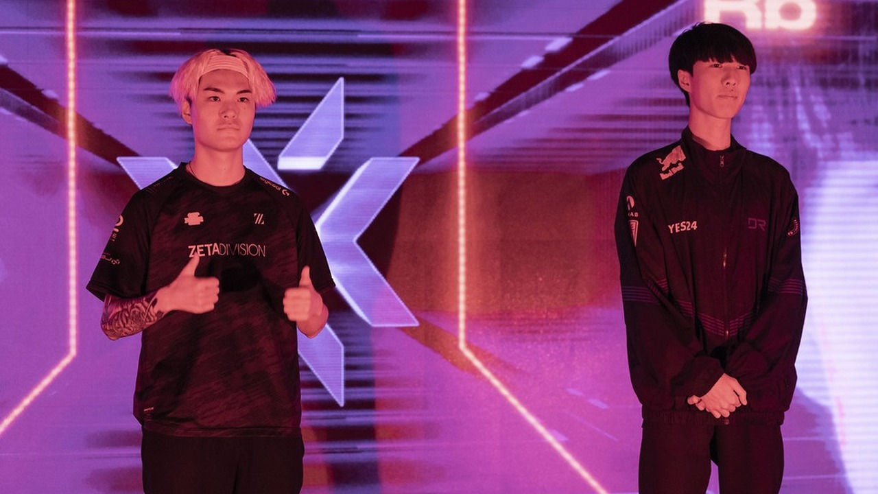 KIWOOM DRX Valorant players stand together at an event